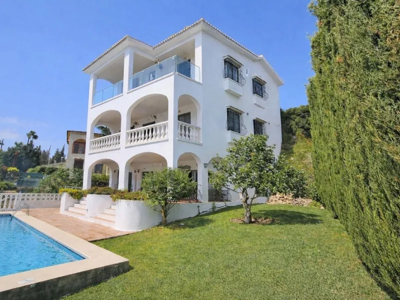 House - Detached Villa в продаже в Mijas, Málaga. В доме 4 спален и 4 ванных комнат. Площадь дома 377 м². Площадь участка 1220 м²