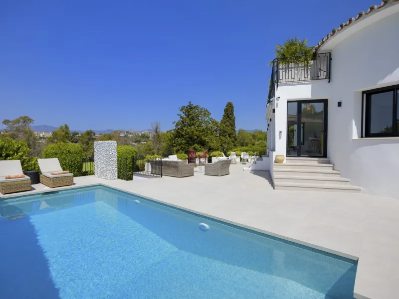 This west-facing villa boasts a modern design and is ideally situated next to the Guadalmina Golf Course. The property, spans two levels, offers privacy, convenience, and ample space for a large family.