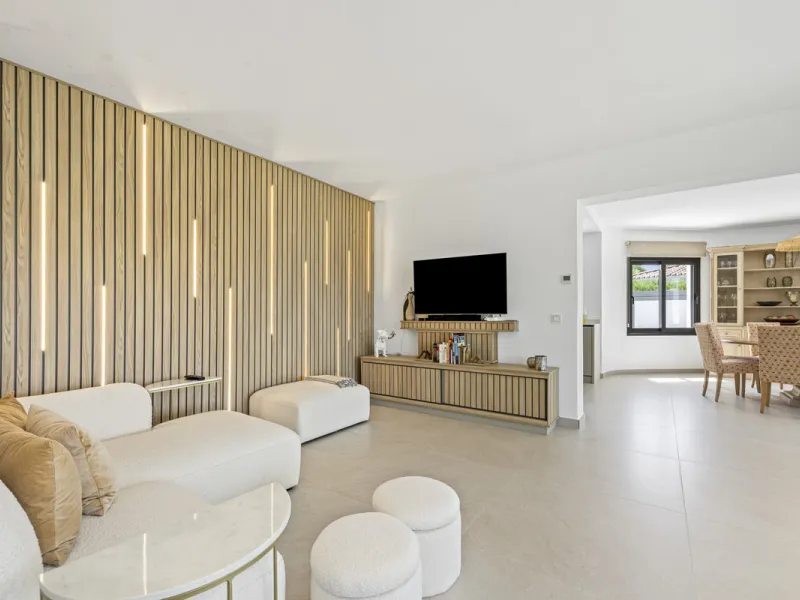 This west-facing villa boasts a modern design and is ideally situated next to the Guadalmina Golf Course. The property, spans two levels, offers privacy, convenience, and ample space for a large family.
