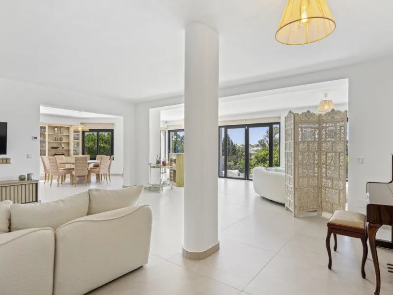 This west-facing villa boasts a modern design and is ideally situated next to the Guadalmina Golf Course. The property, spans two levels, offers privacy, convenience, and ample space for a large family.