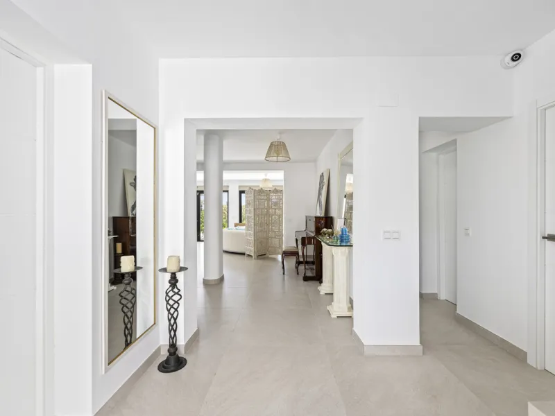 This west-facing villa boasts a modern design and is ideally situated next to the Guadalmina Golf Course. The property, spans two levels, offers privacy, convenience, and ample space for a large family.