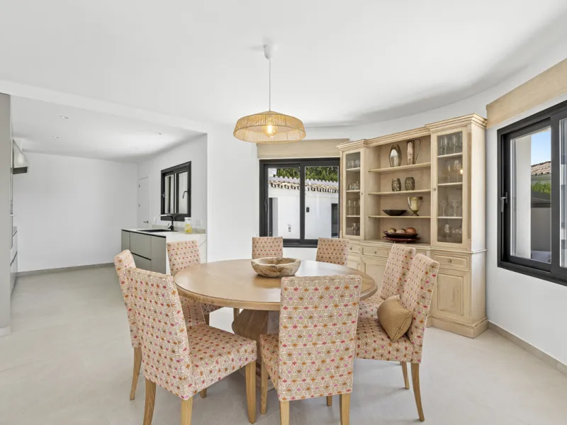 This west-facing villa boasts a modern design and is ideally situated next to the Guadalmina Golf Course. The property, spans two levels, offers privacy, convenience, and ample space for a large family.