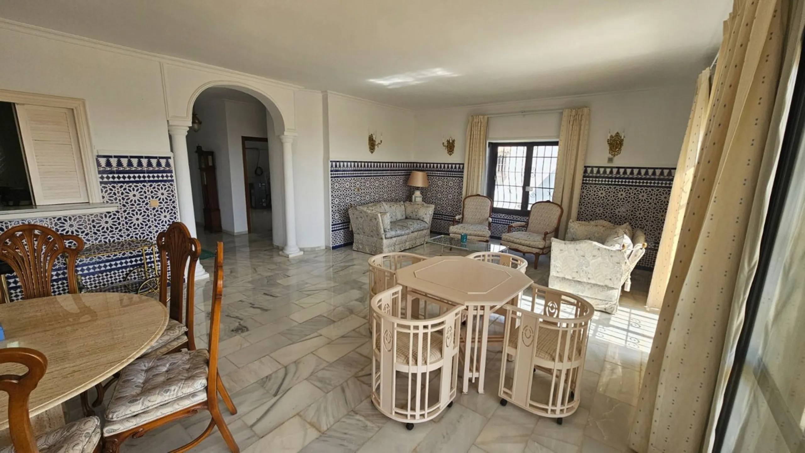 House - Detached Villa в продаже в Mijas, Málaga. В доме 4 спален и 4 ванных комнат. Площадь дома 377 м². Площадь участка 1220 м²
