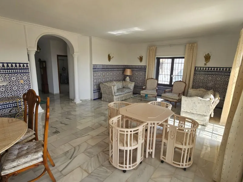 House - Detached Villa в продаже в Mijas, Málaga. В доме 4 спален и 4 ванных комнат. Площадь дома 377 м². Площадь участка 1220 м²