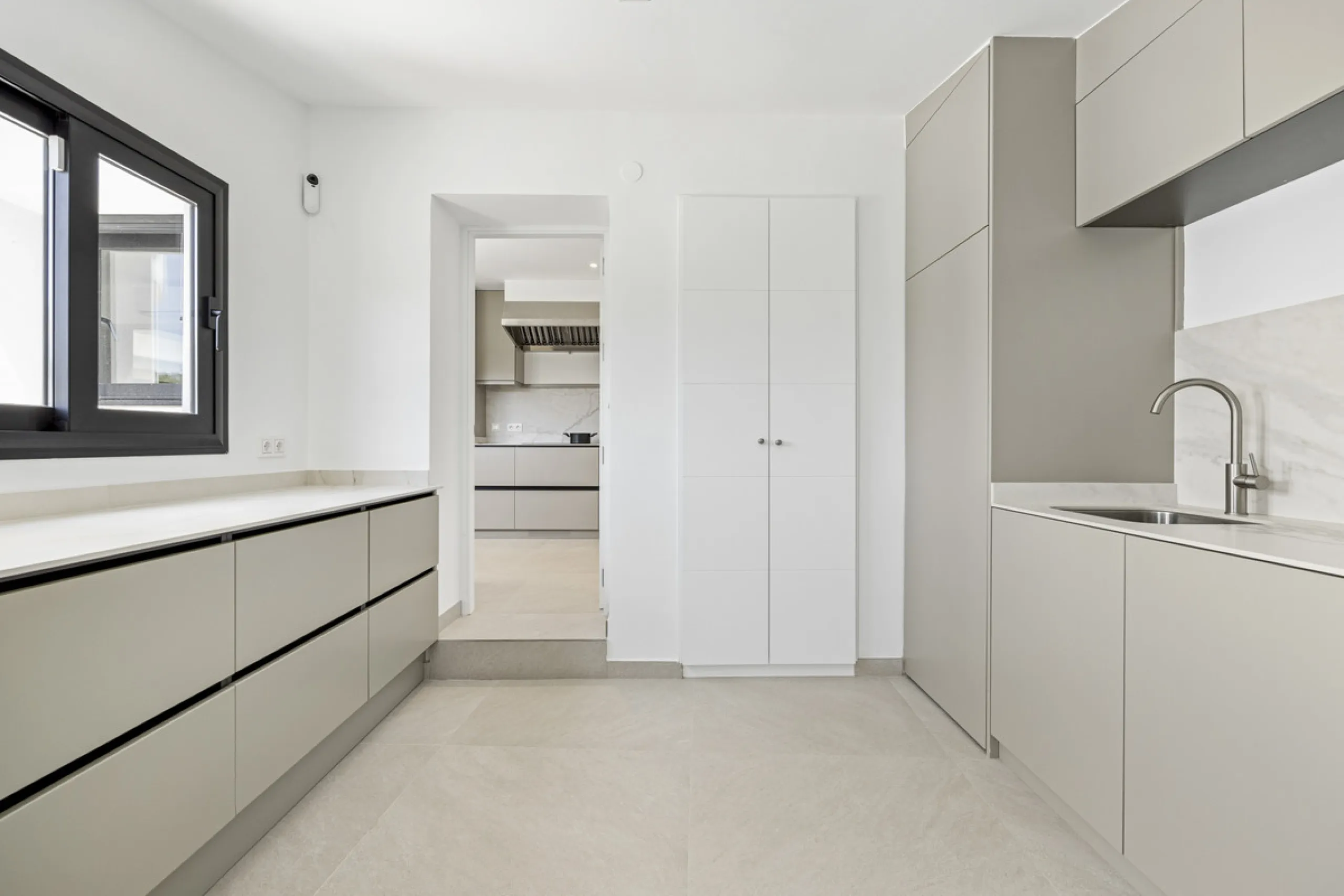 This west-facing villa boasts a modern design and is ideally situated next to the Guadalmina Golf Course. The property, spans two levels, offers privacy, convenience, and ample space for a large family.