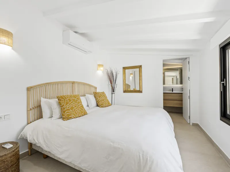 This west-facing villa boasts a modern design and is ideally situated next to the Guadalmina Golf Course. The property, spans two levels, offers privacy, convenience, and ample space for a large family.