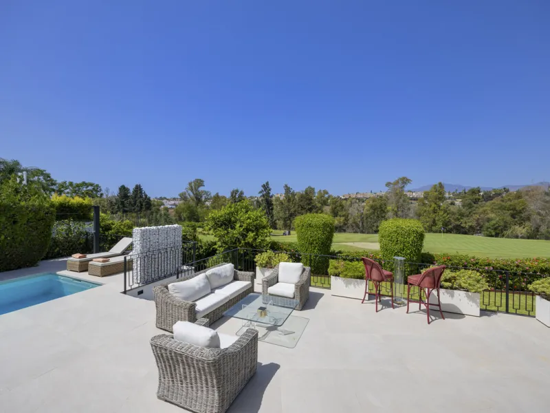 This west-facing villa boasts a modern design and is ideally situated next to the Guadalmina Golf Course. The property, spans two levels, offers privacy, convenience, and ample space for a large family.