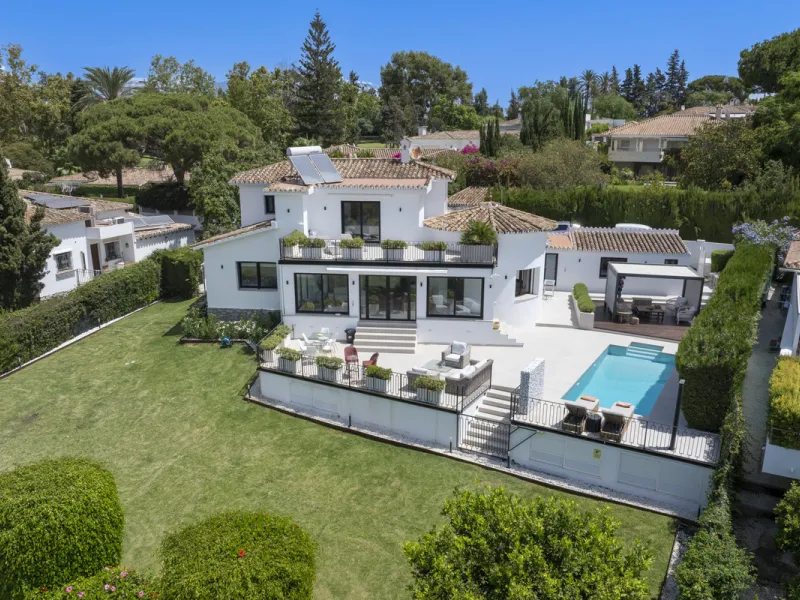 This west-facing villa boasts a modern design and is ideally situated next to the Guadalmina Golf Course. The property, spans two levels, offers privacy, convenience, and ample space for a large family.