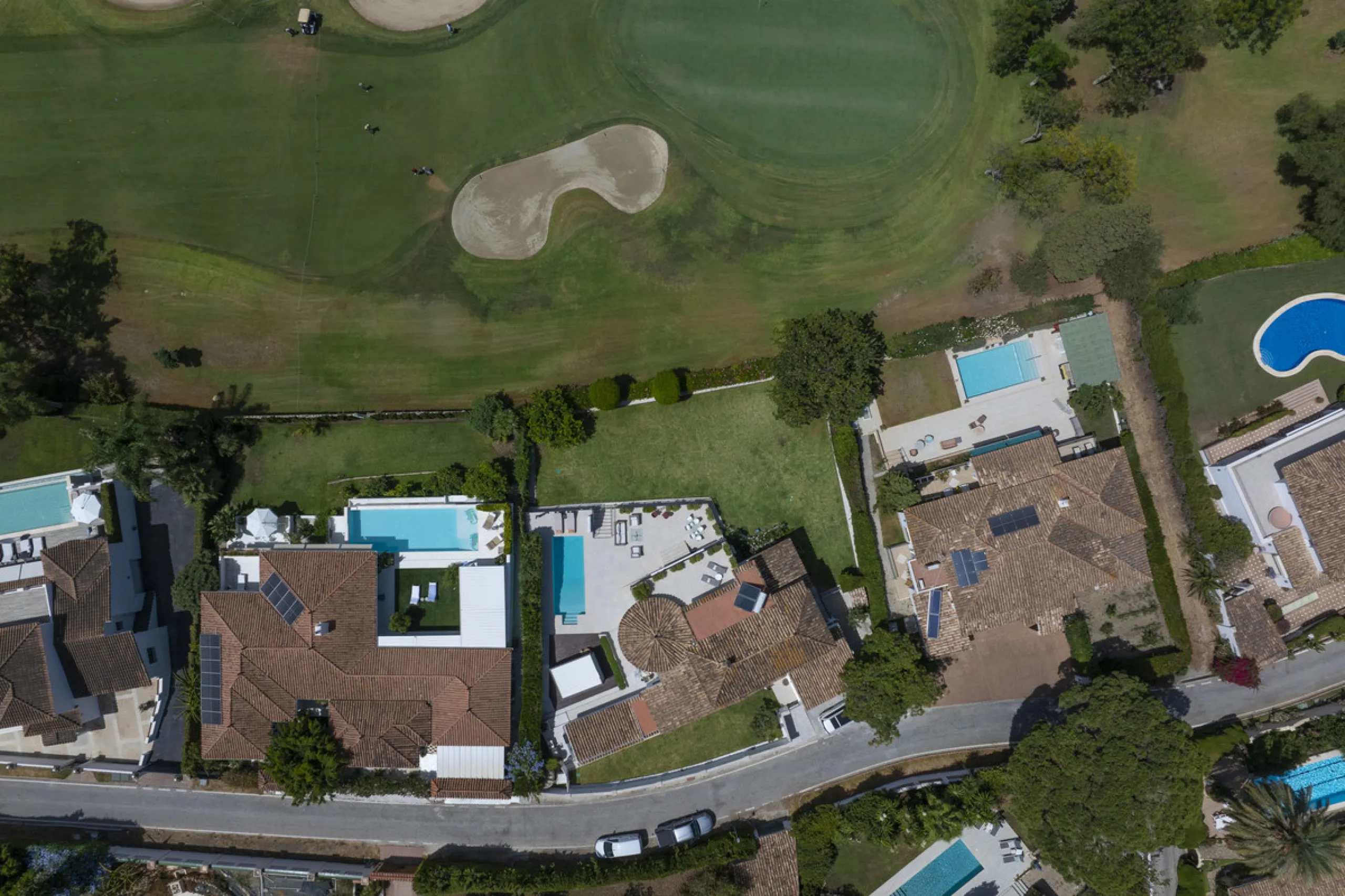 This west-facing villa boasts a modern design and is ideally situated next to the Guadalmina Golf Course. The property, spans two levels, offers privacy, convenience, and ample space for a large family.