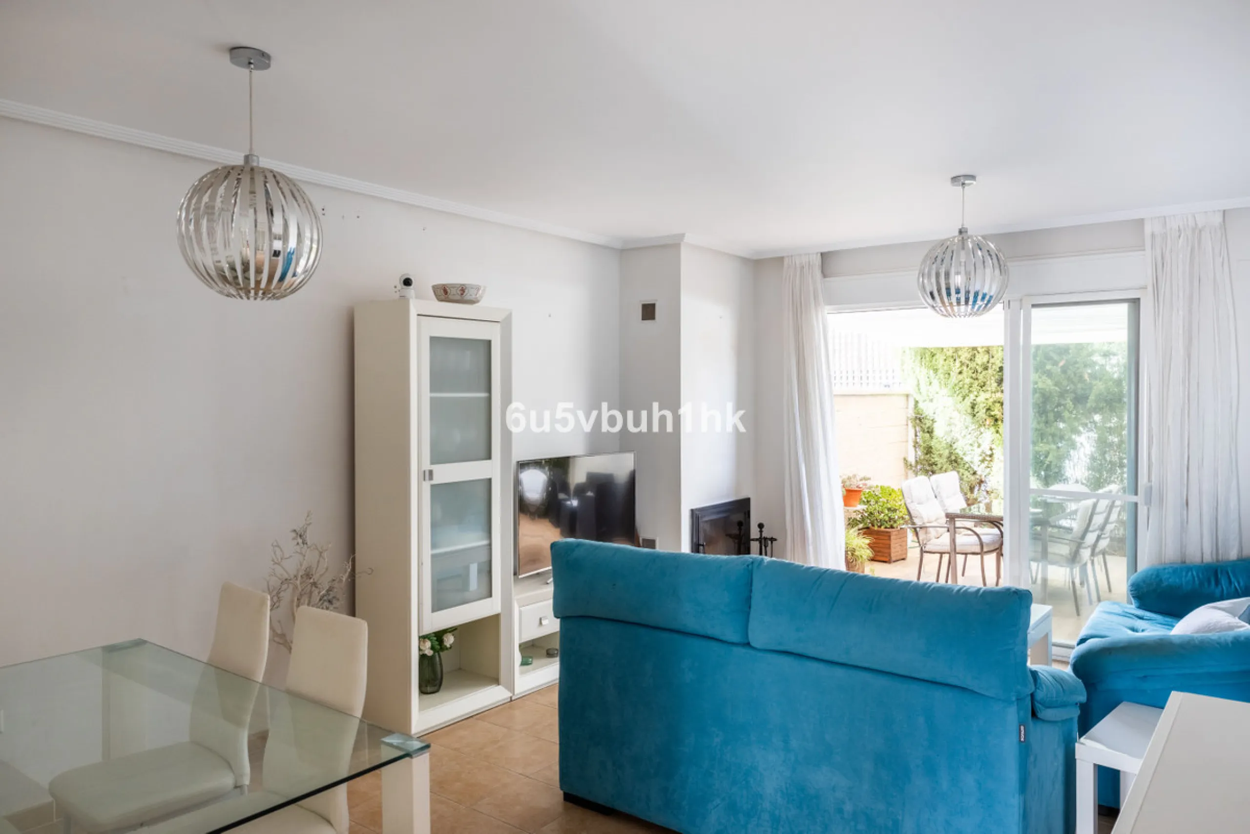 We present an exclusive townhouse for sale, located in a charming gated community that combines the tranquility of nature with proximity to the sea. This property stands out for its modern and functional design, offering an ideal space to enjoy life with 