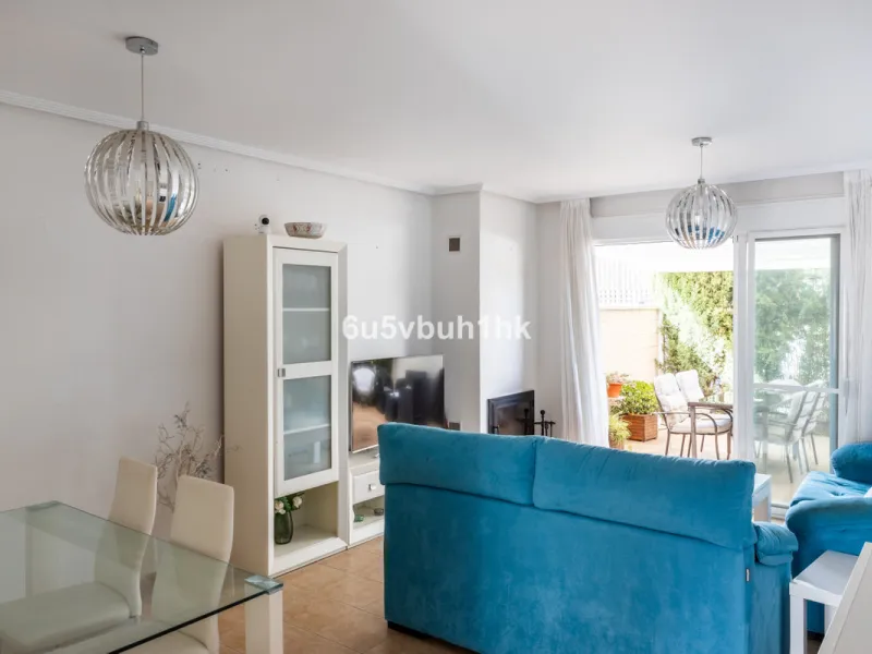 We present an exclusive townhouse for sale, located in a charming gated community that combines the tranquility of nature with proximity to the sea. This property stands out for its modern and functional design, offering an ideal space to enjoy life with 