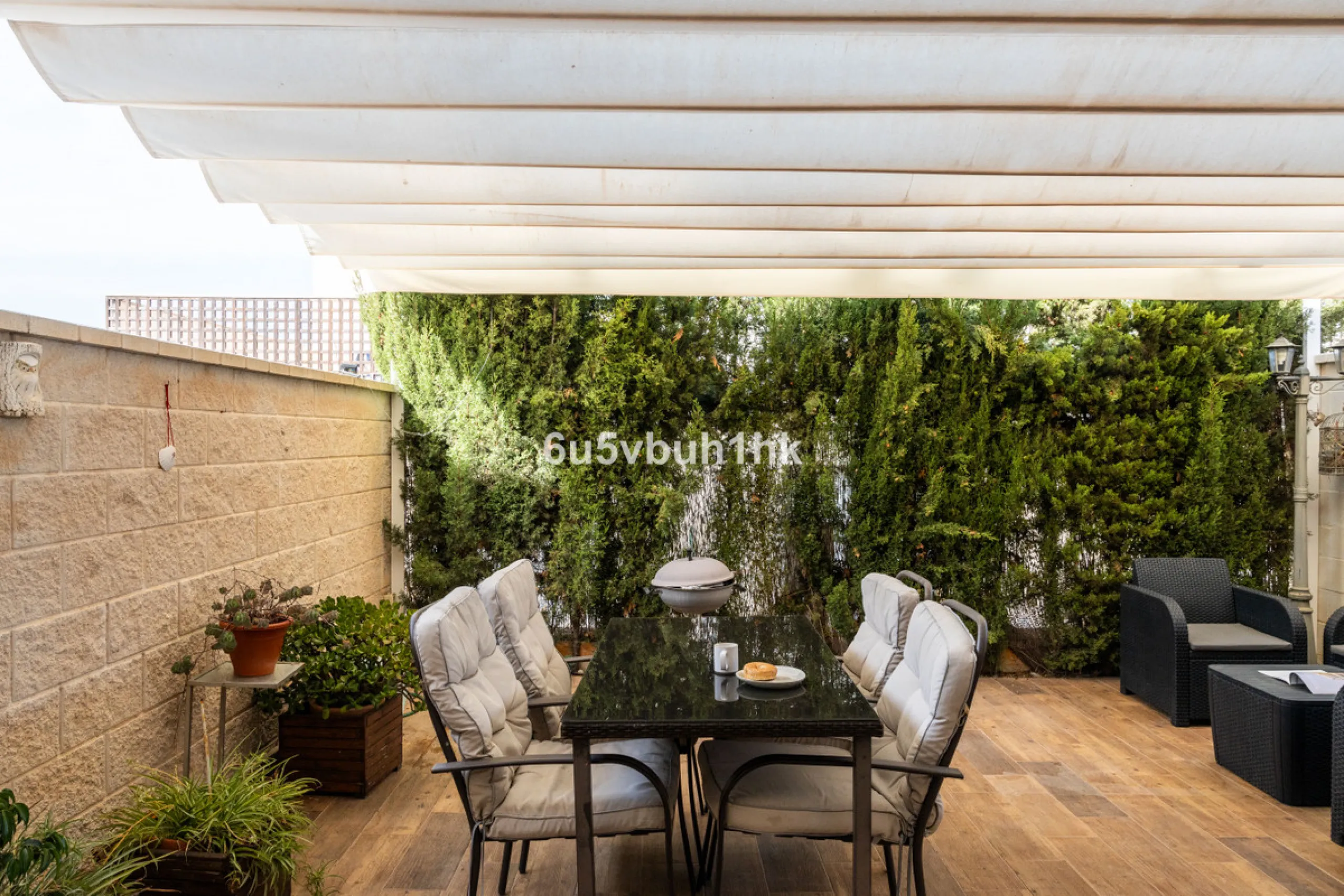 We present an exclusive townhouse for sale, located in a charming gated community that combines the tranquility of nature with proximity to the sea. This property stands out for its modern and functional design, offering an ideal space to enjoy life with 