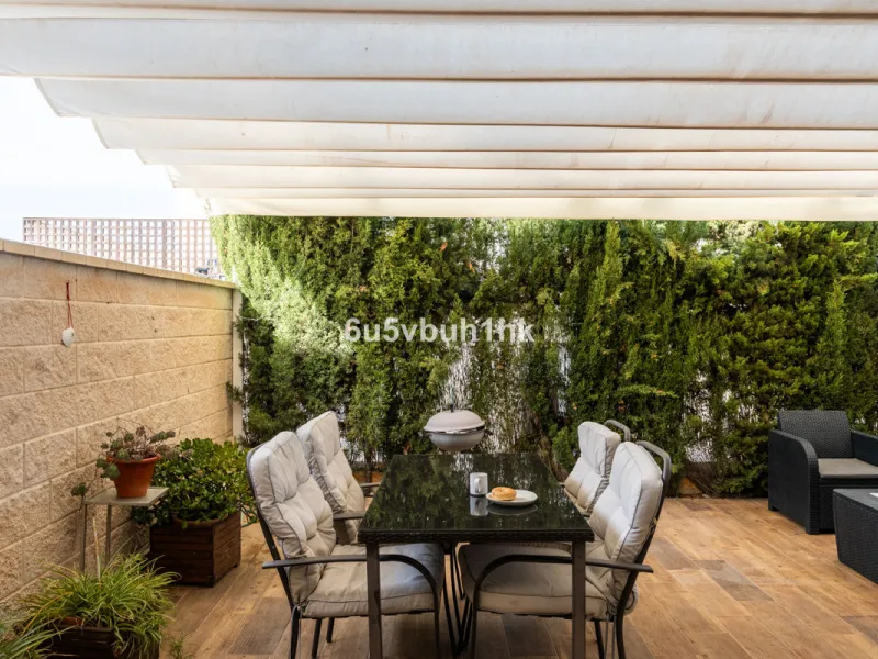 We present an exclusive townhouse for sale, located in a charming gated community that combines the tranquility of nature with proximity to the sea. This property stands out for its modern and functional design, offering an ideal space to enjoy life with 