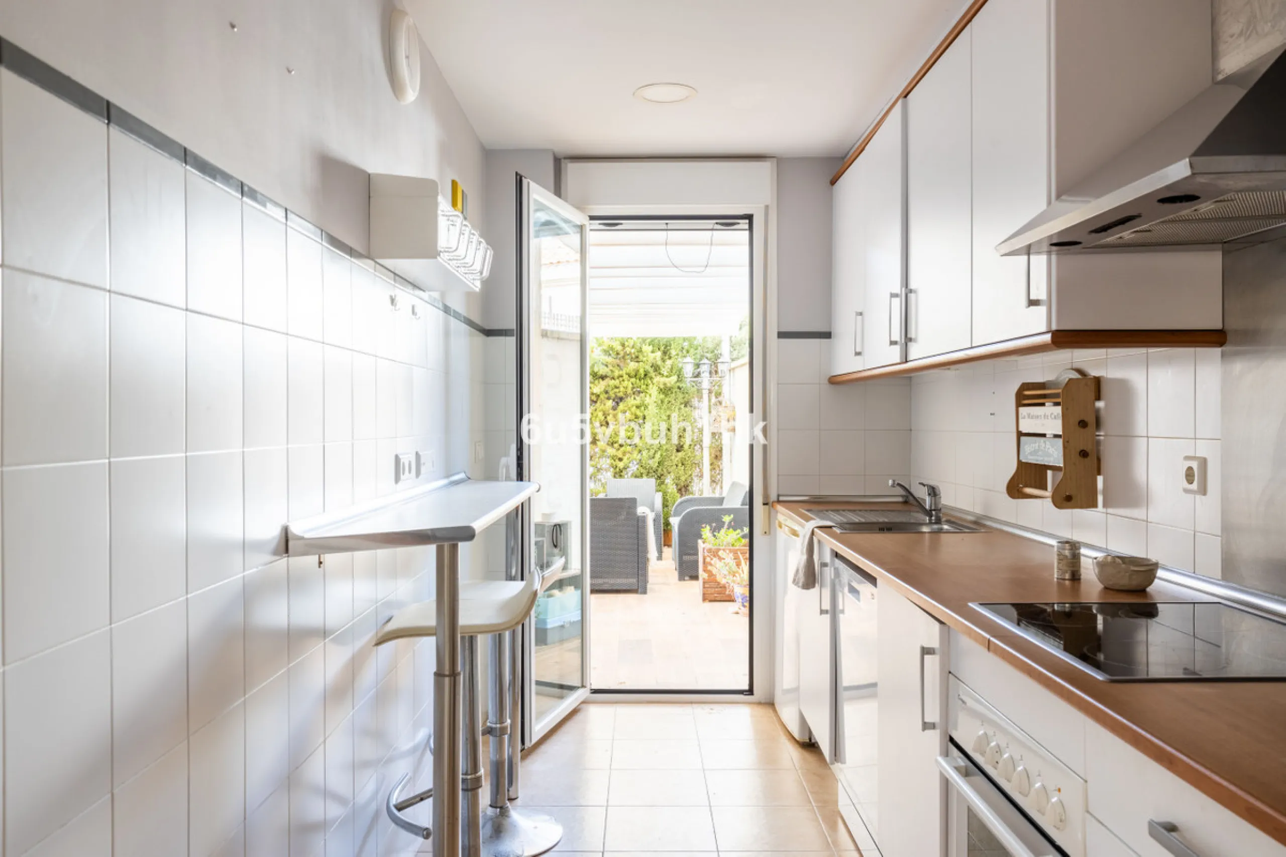 We present an exclusive townhouse for sale, located in a charming gated community that combines the tranquility of nature with proximity to the sea. This property stands out for its modern and functional design, offering an ideal space to enjoy life with 