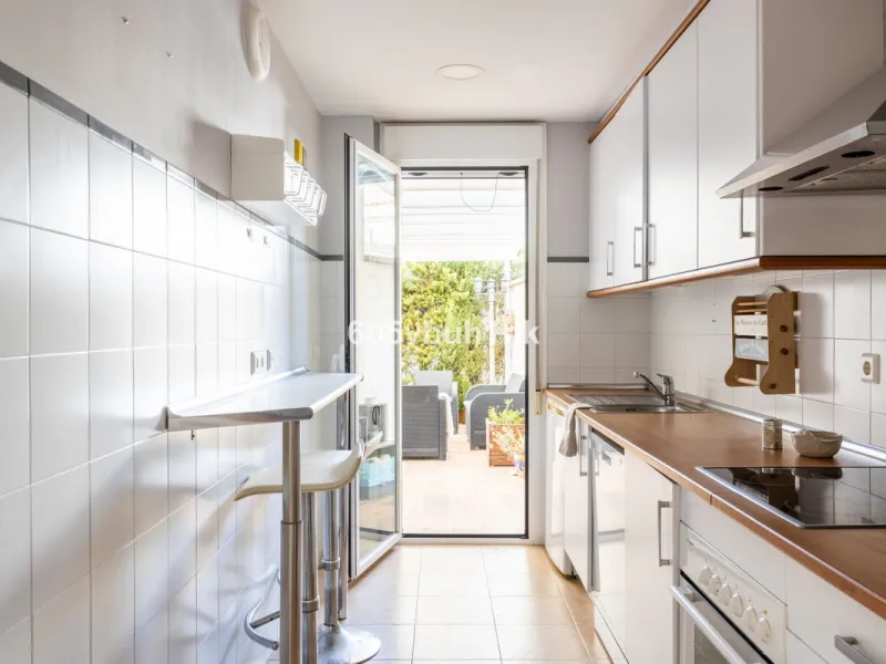 We present an exclusive townhouse for sale, located in a charming gated community that combines the tranquility of nature with proximity to the sea. This property stands out for its modern and functional design, offering an ideal space to enjoy life with 