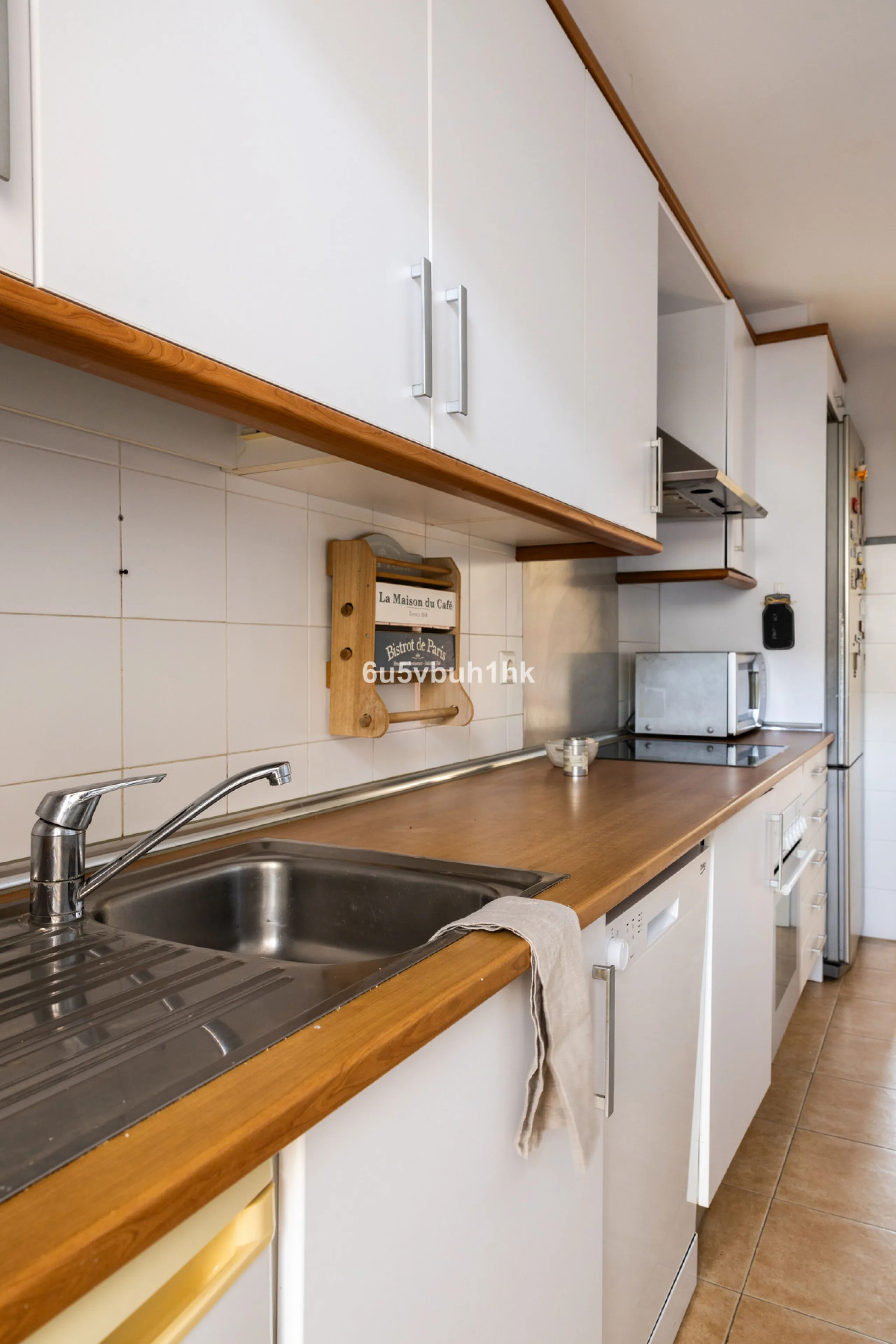 We present an exclusive townhouse for sale, located in a charming gated community that combines the tranquility of nature with proximity to the sea. This property stands out for its modern and functional design, offering an ideal space to enjoy life with 