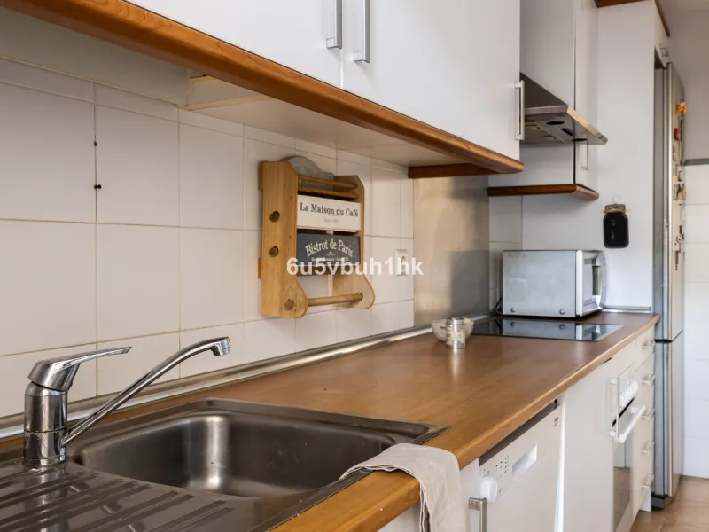 We present an exclusive townhouse for sale, located in a charming gated community that combines the tranquility of nature with proximity to the sea. This property stands out for its modern and functional design, offering an ideal space to enjoy life with 