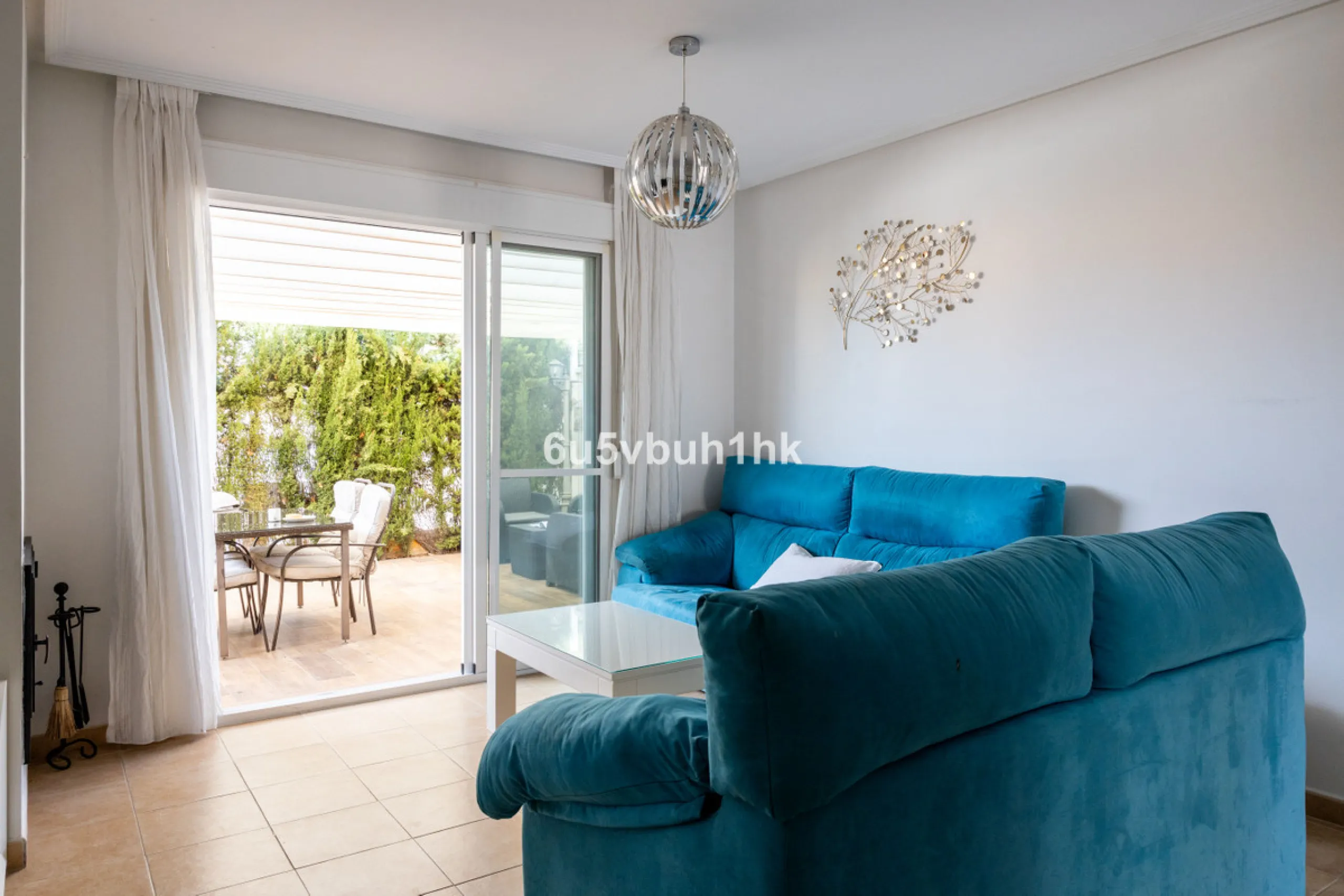 We present an exclusive townhouse for sale, located in a charming gated community that combines the tranquility of nature with proximity to the sea. This property stands out for its modern and functional design, offering an ideal space to enjoy life with 