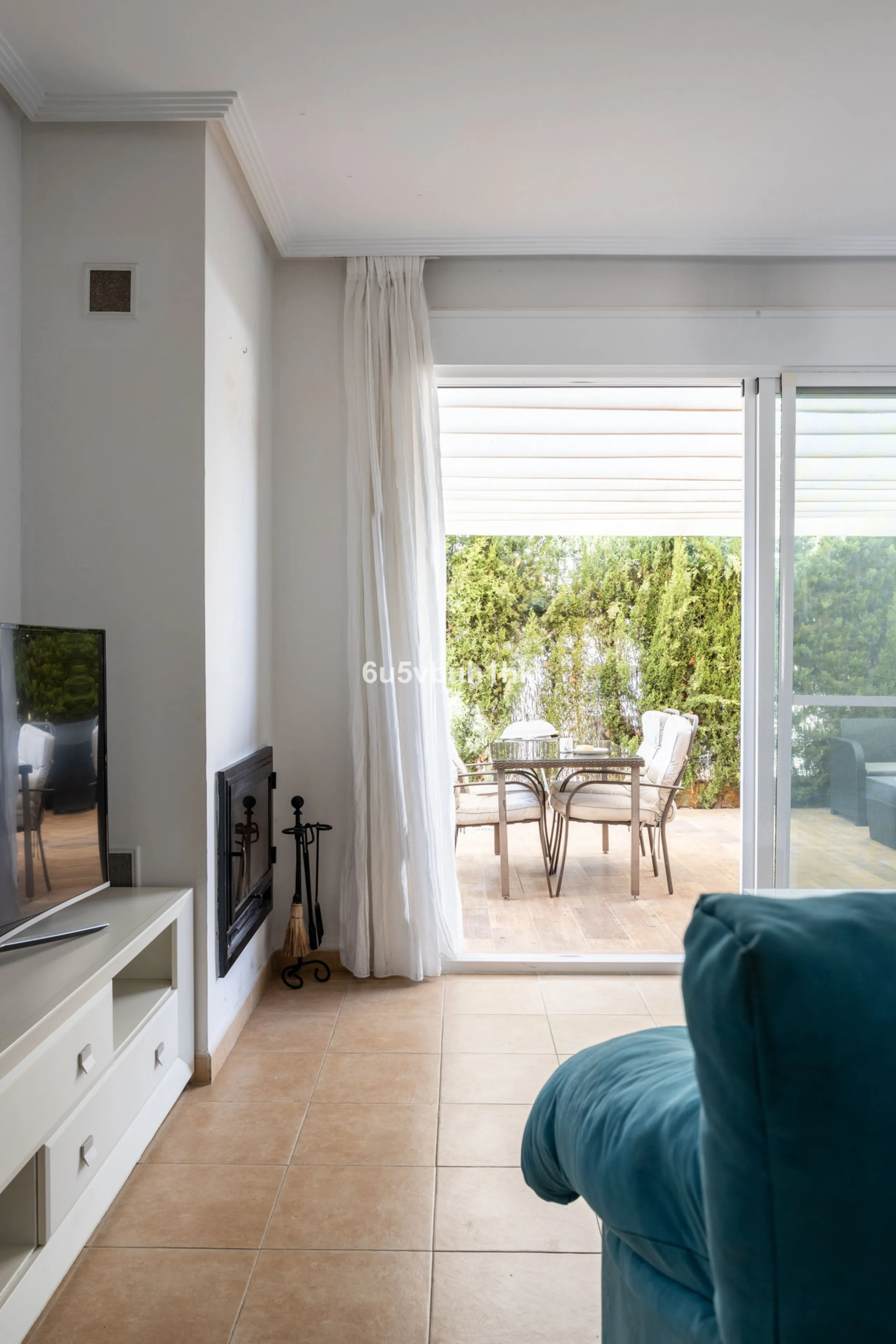 We present an exclusive townhouse for sale, located in a charming gated community that combines the tranquility of nature with proximity to the sea. This property stands out for its modern and functional design, offering an ideal space to enjoy life with 