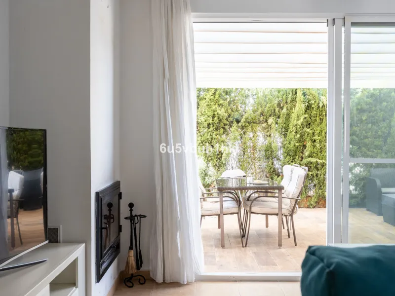 We present an exclusive townhouse for sale, located in a charming gated community that combines the tranquility of nature with proximity to the sea. This property stands out for its modern and functional design, offering an ideal space to enjoy life with 