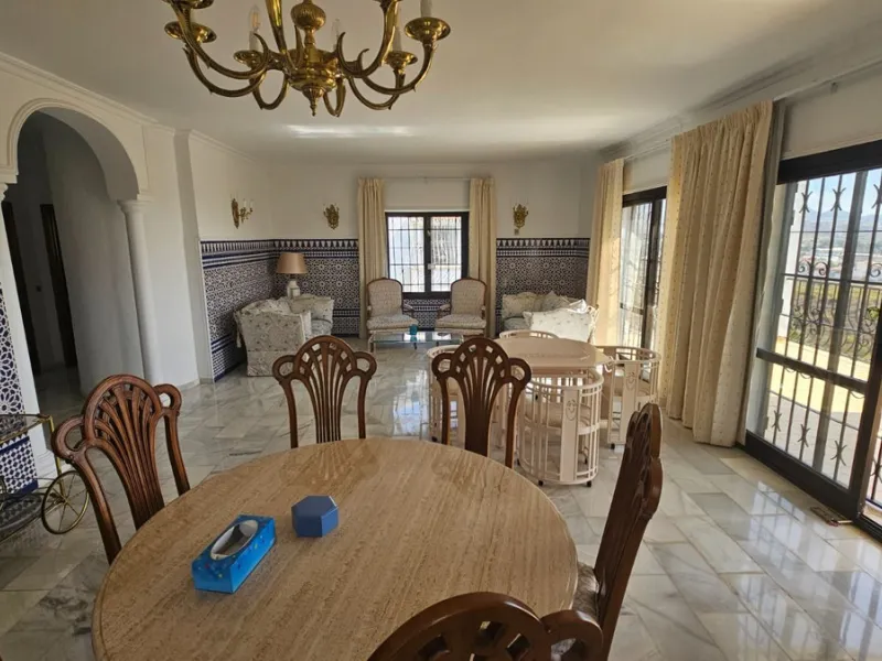 House - Detached Villa в продаже в Mijas, Málaga. В доме 4 спален и 4 ванных комнат. Площадь дома 377 м². Площадь участка 1220 м²