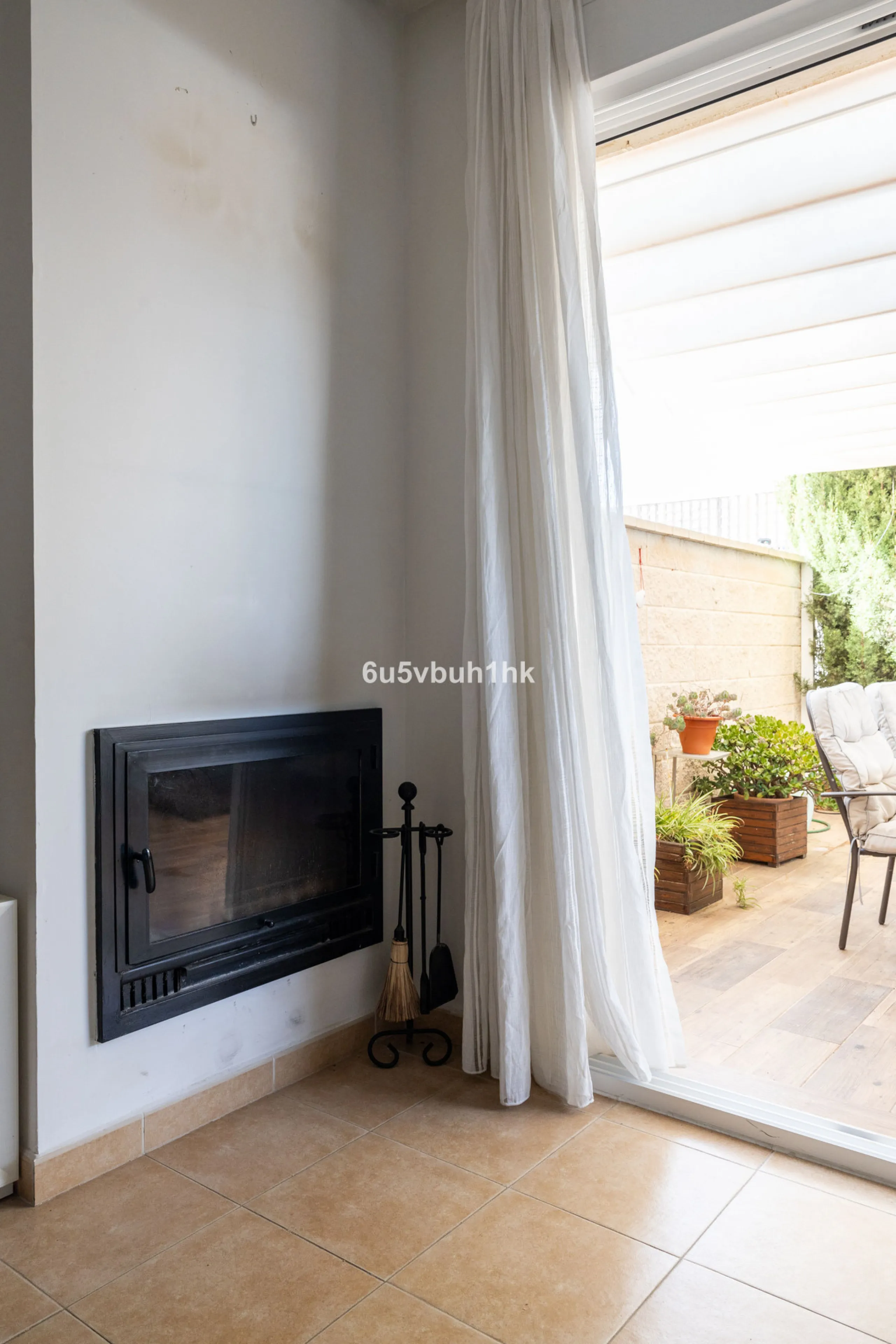 We present an exclusive townhouse for sale, located in a charming gated community that combines the tranquility of nature with proximity to the sea. This property stands out for its modern and functional design, offering an ideal space to enjoy life with 