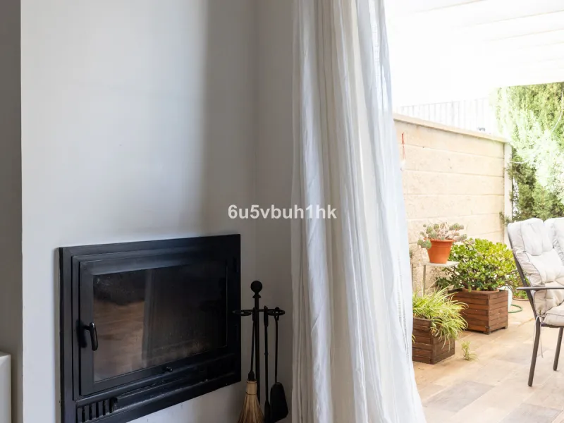 We present an exclusive townhouse for sale, located in a charming gated community that combines the tranquility of nature with proximity to the sea. This property stands out for its modern and functional design, offering an ideal space to enjoy life with 