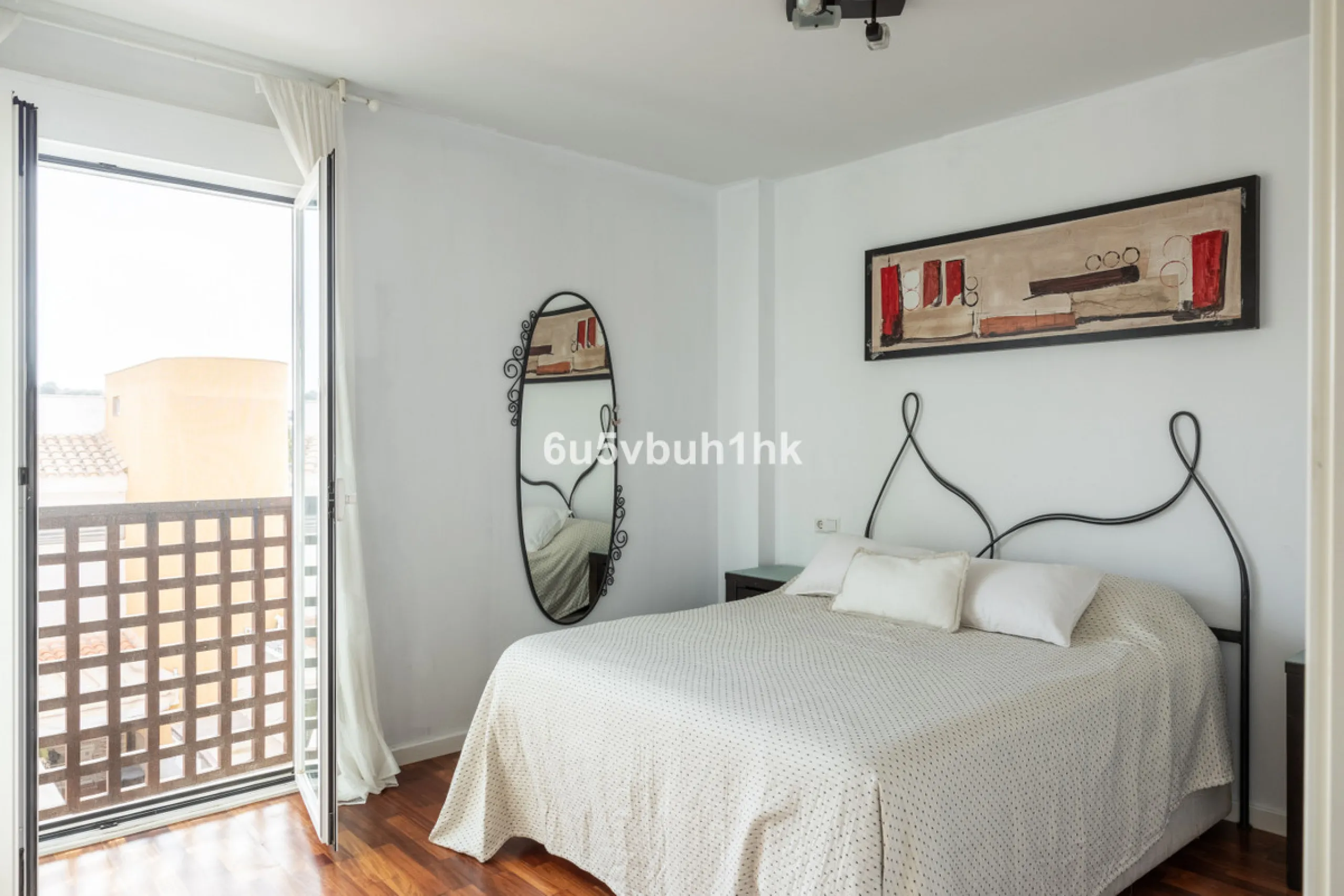 We present an exclusive townhouse for sale, located in a charming gated community that combines the tranquility of nature with proximity to the sea. This property stands out for its modern and functional design, offering an ideal space to enjoy life with 