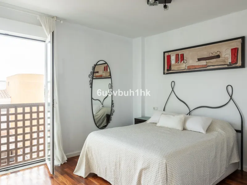 We present an exclusive townhouse for sale, located in a charming gated community that combines the tranquility of nature with proximity to the sea. This property stands out for its modern and functional design, offering an ideal space to enjoy life with 