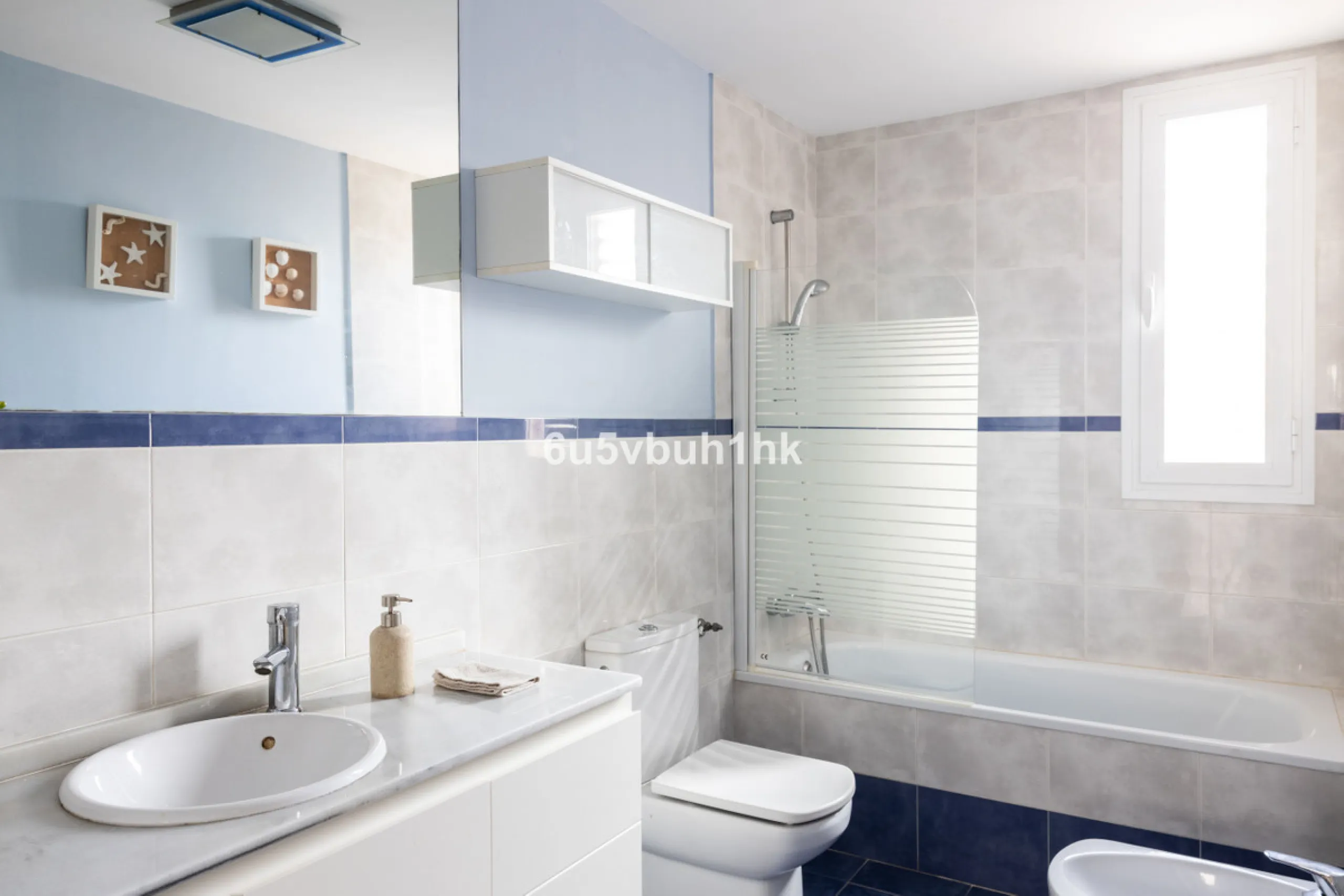 We present an exclusive townhouse for sale, located in a charming gated community that combines the tranquility of nature with proximity to the sea. This property stands out for its modern and functional design, offering an ideal space to enjoy life with 