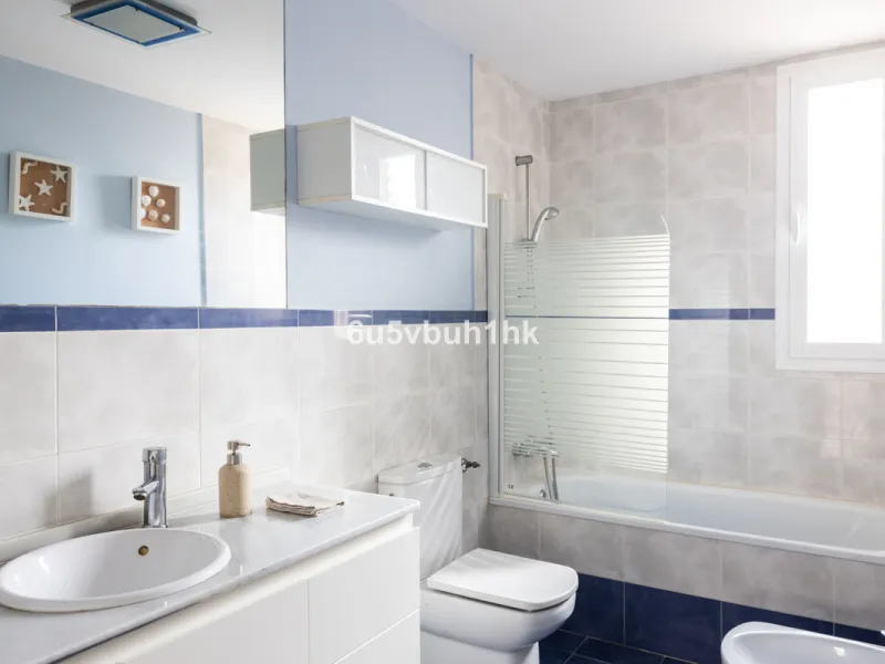 We present an exclusive townhouse for sale, located in a charming gated community that combines the tranquility of nature with proximity to the sea. This property stands out for its modern and functional design, offering an ideal space to enjoy life with 
