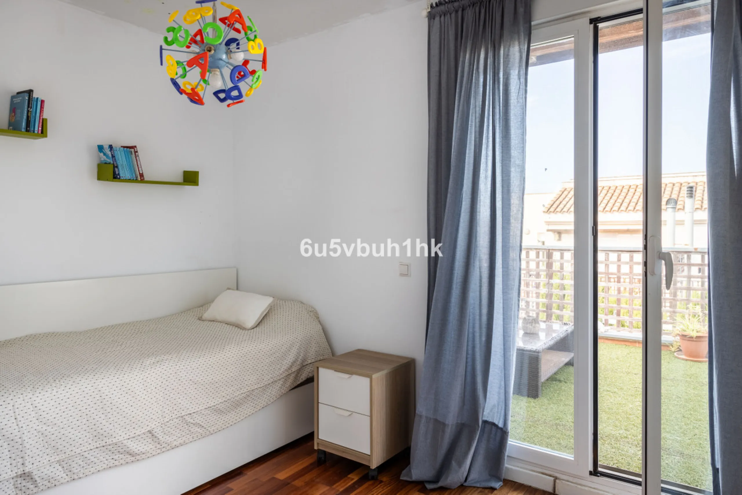 We present an exclusive townhouse for sale, located in a charming gated community that combines the tranquility of nature with proximity to the sea. This property stands out for its modern and functional design, offering an ideal space to enjoy life with 