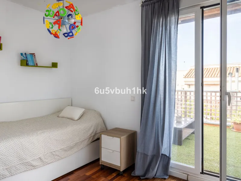 We present an exclusive townhouse for sale, located in a charming gated community that combines the tranquility of nature with proximity to the sea. This property stands out for its modern and functional design, offering an ideal space to enjoy life with 