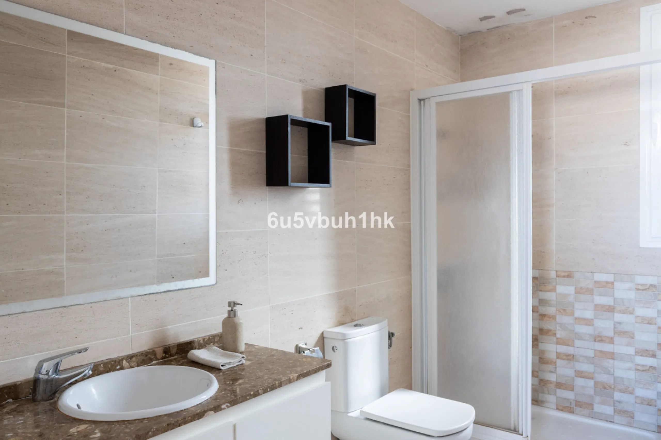 We present an exclusive townhouse for sale, located in a charming gated community that combines the tranquility of nature with proximity to the sea. This property stands out for its modern and functional design, offering an ideal space to enjoy life with 
