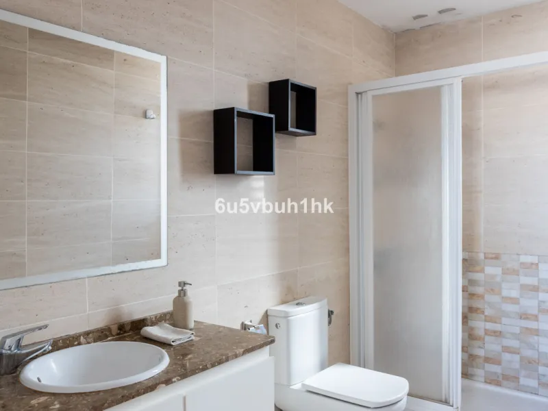 We present an exclusive townhouse for sale, located in a charming gated community that combines the tranquility of nature with proximity to the sea. This property stands out for its modern and functional design, offering an ideal space to enjoy life with 