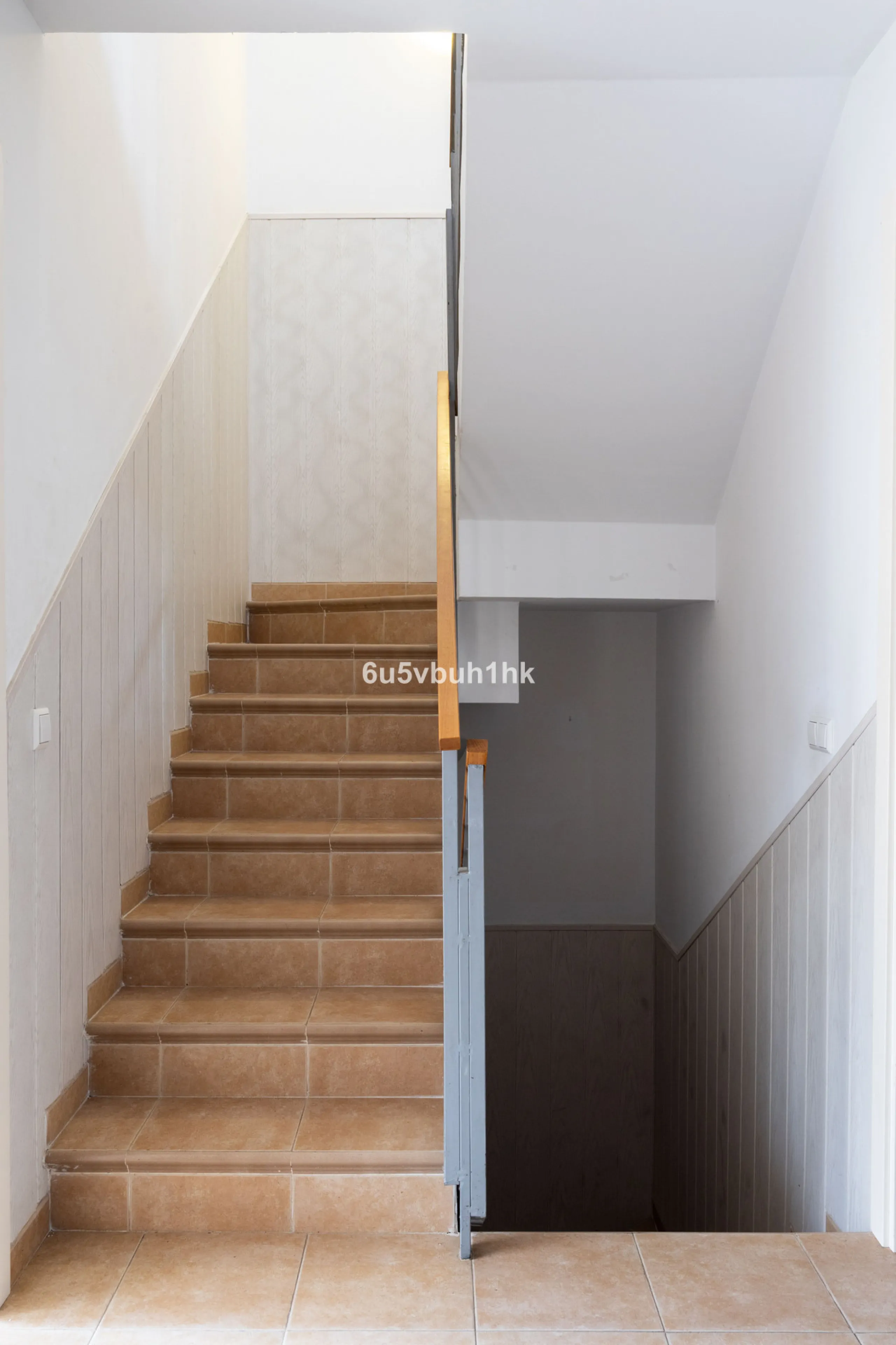 We present an exclusive townhouse for sale, located in a charming gated community that combines the tranquility of nature with proximity to the sea. This property stands out for its modern and functional design, offering an ideal space to enjoy life with 