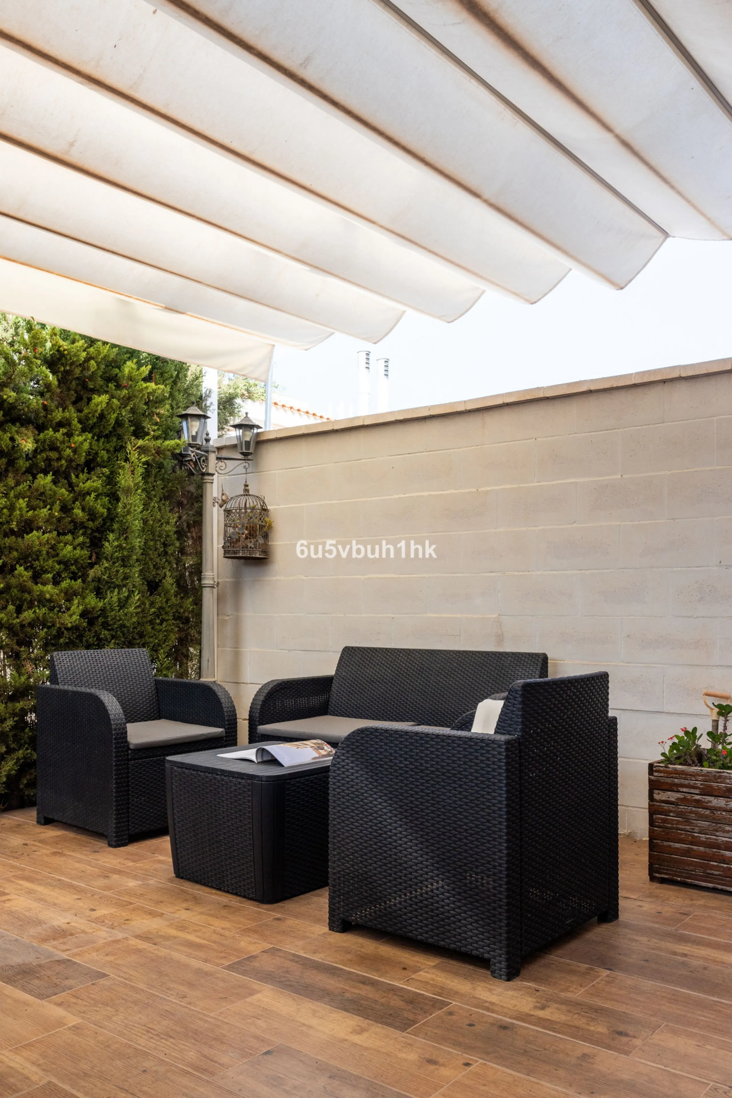 We present an exclusive townhouse for sale, located in a charming gated community that combines the tranquility of nature with proximity to the sea. This property stands out for its modern and functional design, offering an ideal space to enjoy life with 