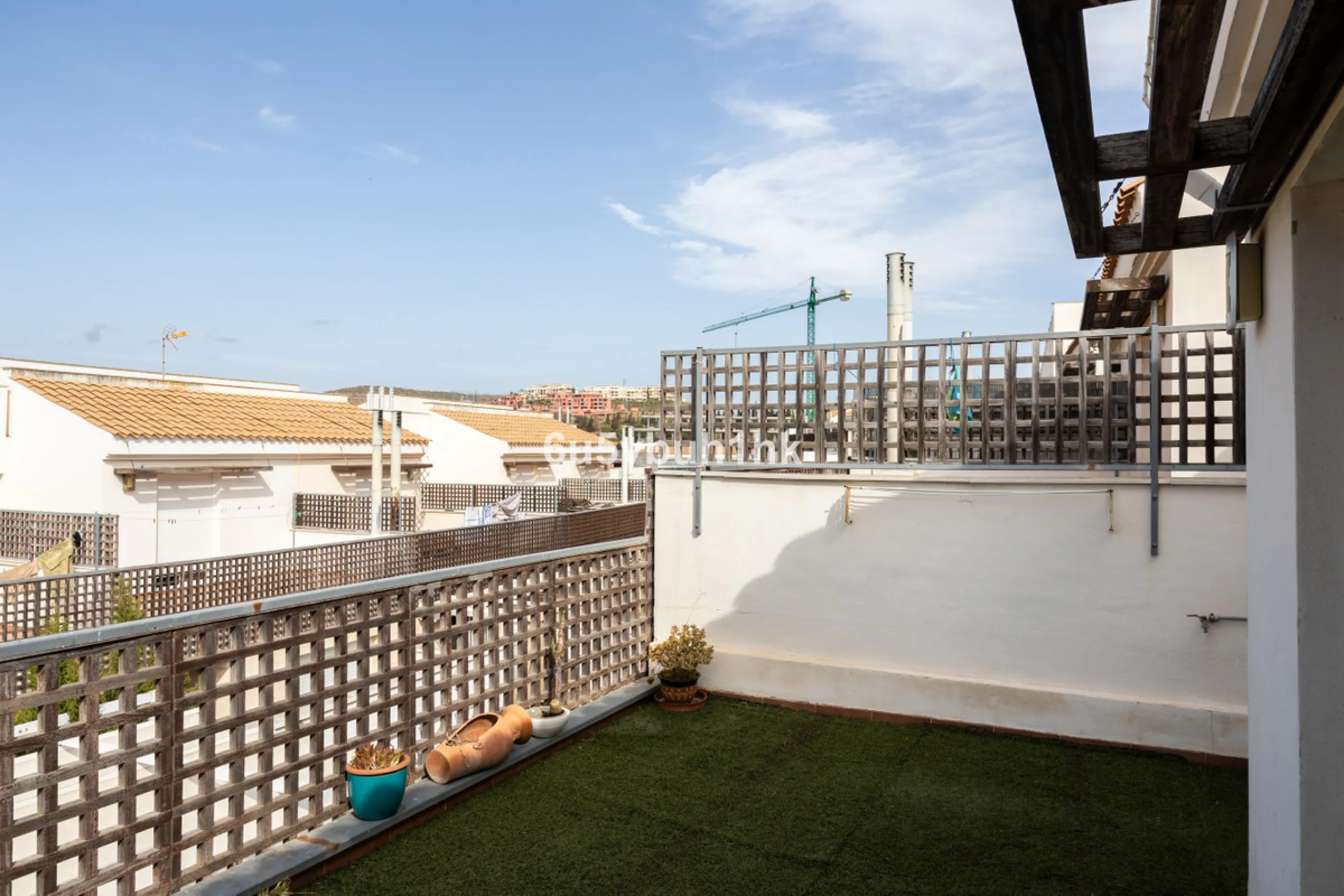We present an exclusive townhouse for sale, located in a charming gated community that combines the tranquility of nature with proximity to the sea. This property stands out for its modern and functional design, offering an ideal space to enjoy life with 
