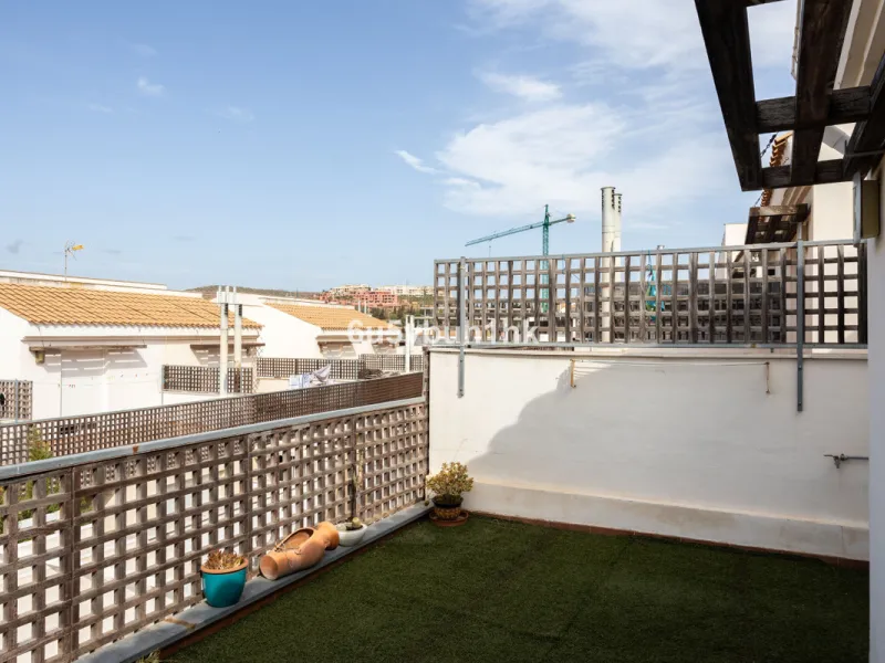 We present an exclusive townhouse for sale, located in a charming gated community that combines the tranquility of nature with proximity to the sea. This property stands out for its modern and functional design, offering an ideal space to enjoy life with 