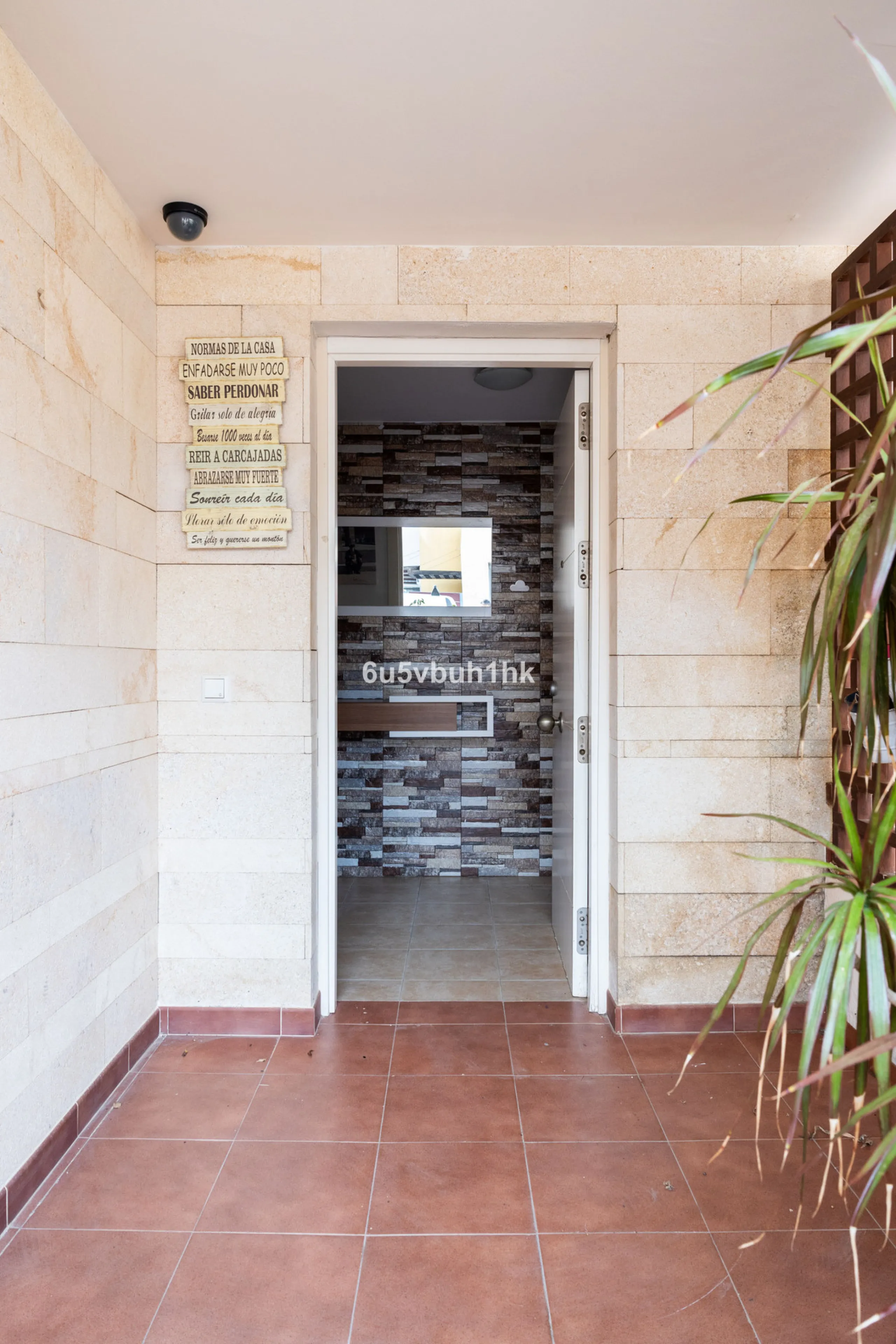 We present an exclusive townhouse for sale, located in a charming gated community that combines the tranquility of nature with proximity to the sea. This property stands out for its modern and functional design, offering an ideal space to enjoy life with 