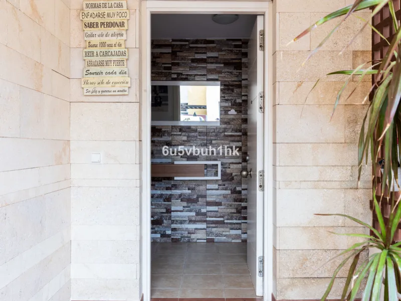 We present an exclusive townhouse for sale, located in a charming gated community that combines the tranquility of nature with proximity to the sea. This property stands out for its modern and functional design, offering an ideal space to enjoy life with 
