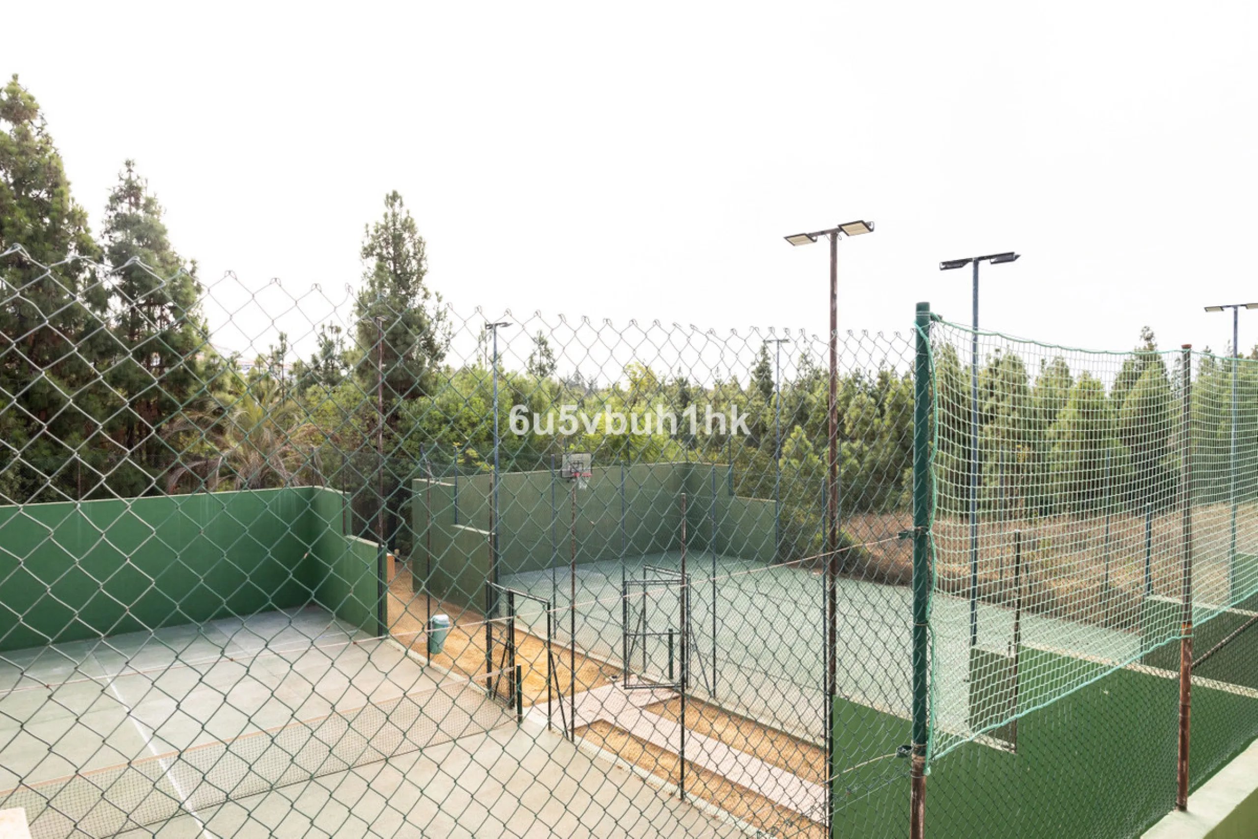 We present an exclusive townhouse for sale, located in a charming gated community that combines the tranquility of nature with proximity to the sea. This property stands out for its modern and functional design, offering an ideal space to enjoy life with 
