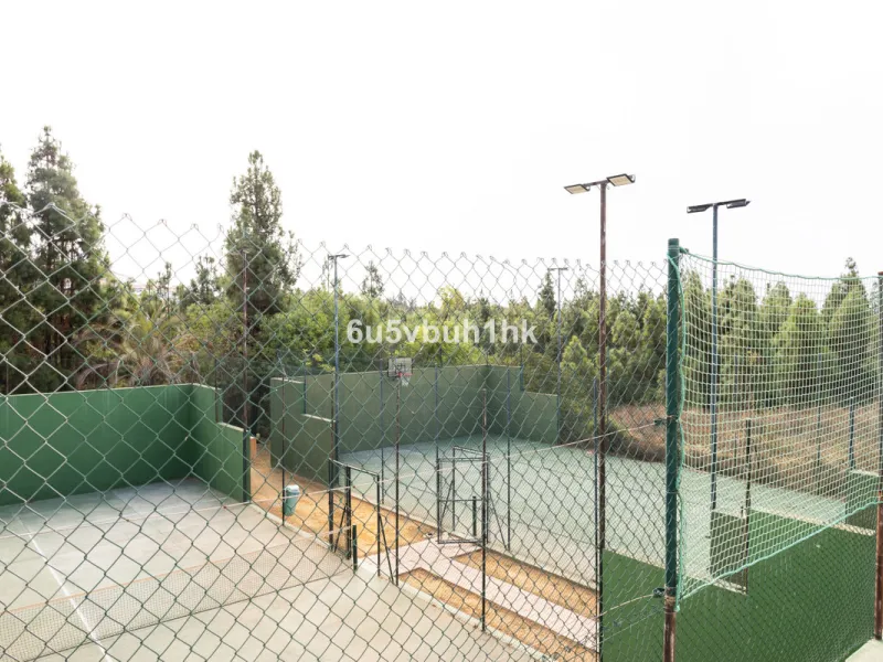 We present an exclusive townhouse for sale, located in a charming gated community that combines the tranquility of nature with proximity to the sea. This property stands out for its modern and functional design, offering an ideal space to enjoy life with 