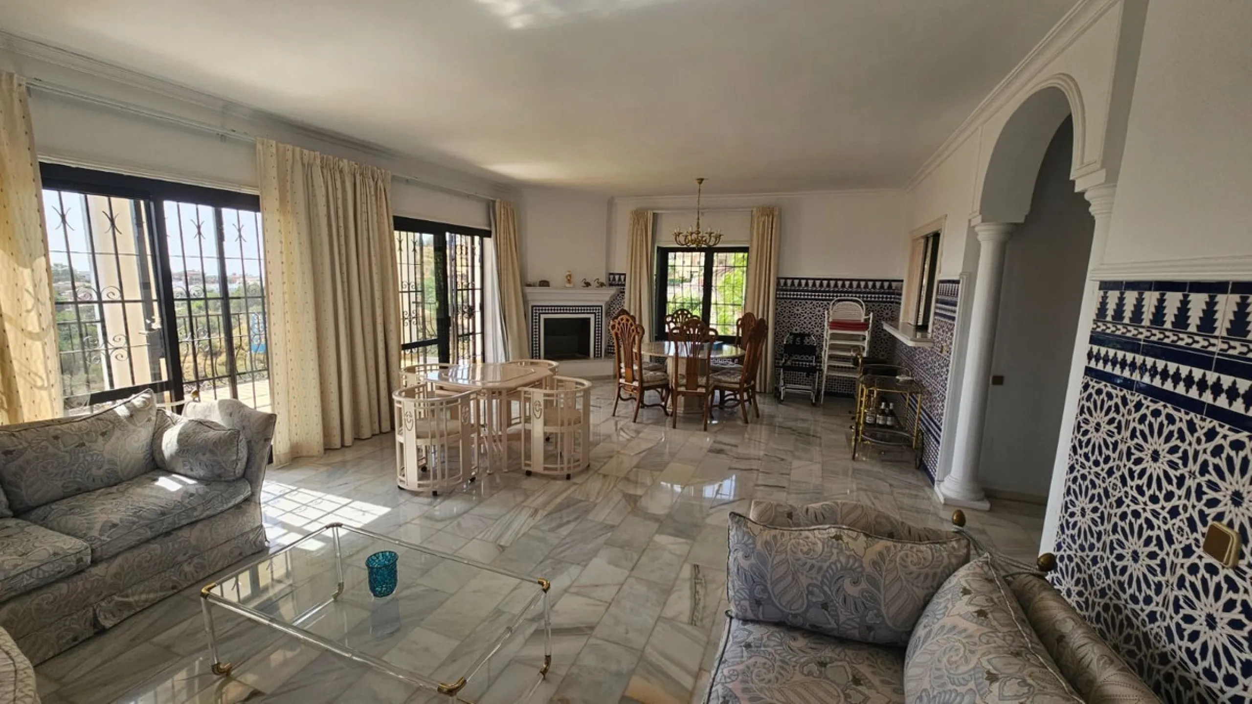 House - Detached Villa в продаже в Mijas, Málaga. В доме 4 спален и 4 ванных комнат. Площадь дома 377 м². Площадь участка 1220 м²
