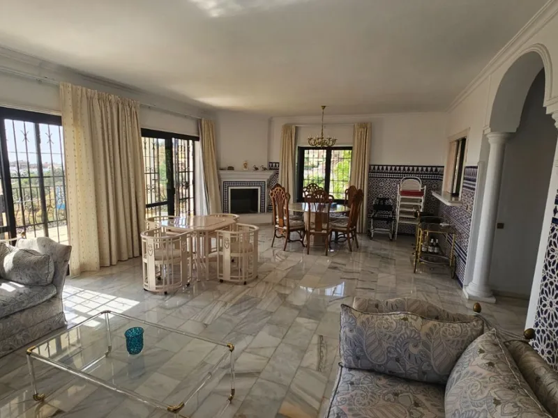 House - Detached Villa в продаже в Mijas, Málaga. В доме 4 спален и 4 ванных комнат. Площадь дома 377 м². Площадь участка 1220 м²