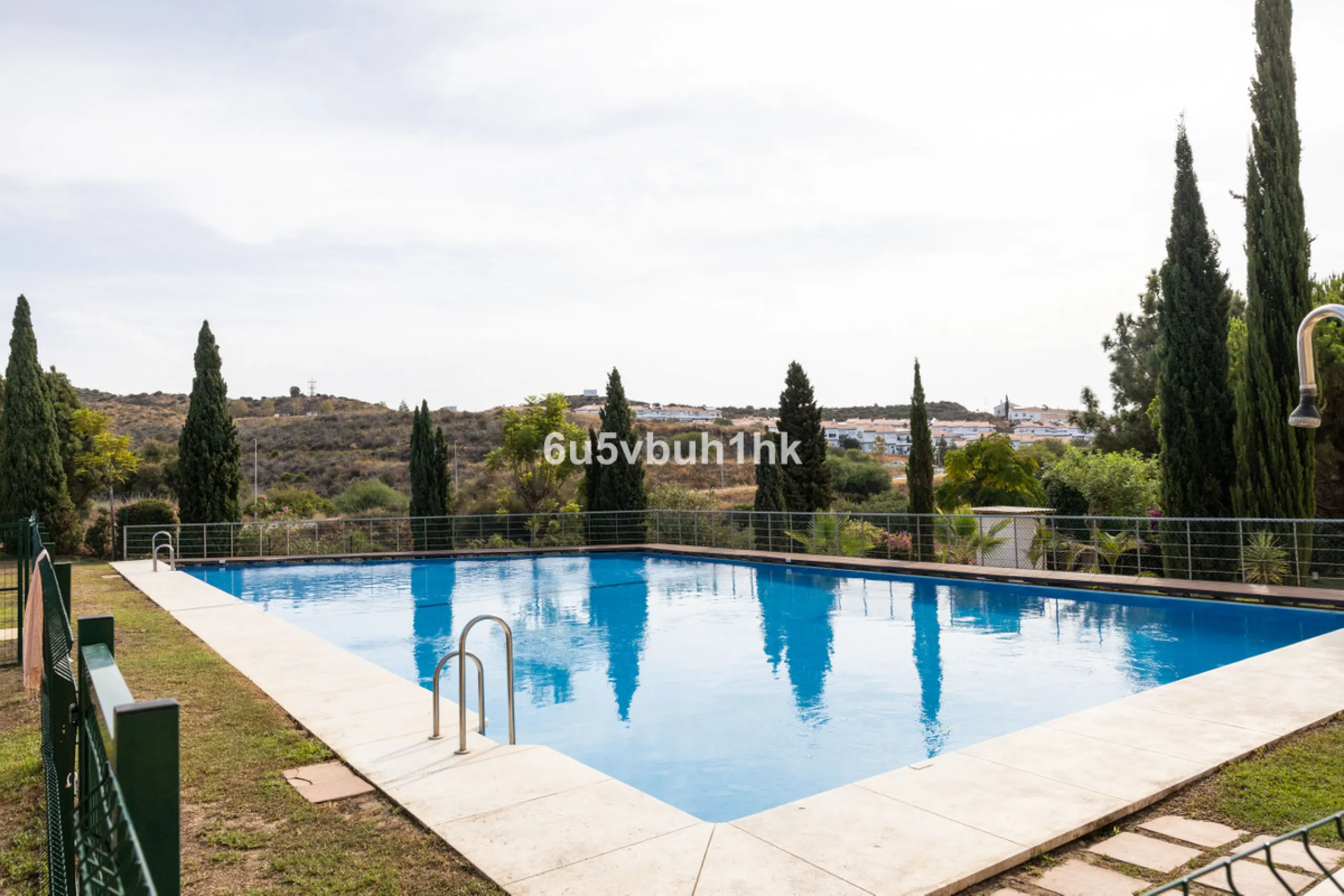 We present an exclusive townhouse for sale, located in a charming gated community that combines the tranquility of nature with proximity to the sea. This property stands out for its modern and functional design, offering an ideal space to enjoy life with 