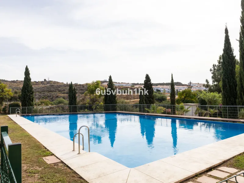 We present an exclusive townhouse for sale, located in a charming gated community that combines the tranquility of nature with proximity to the sea. This property stands out for its modern and functional design, offering an ideal space to enjoy life with 