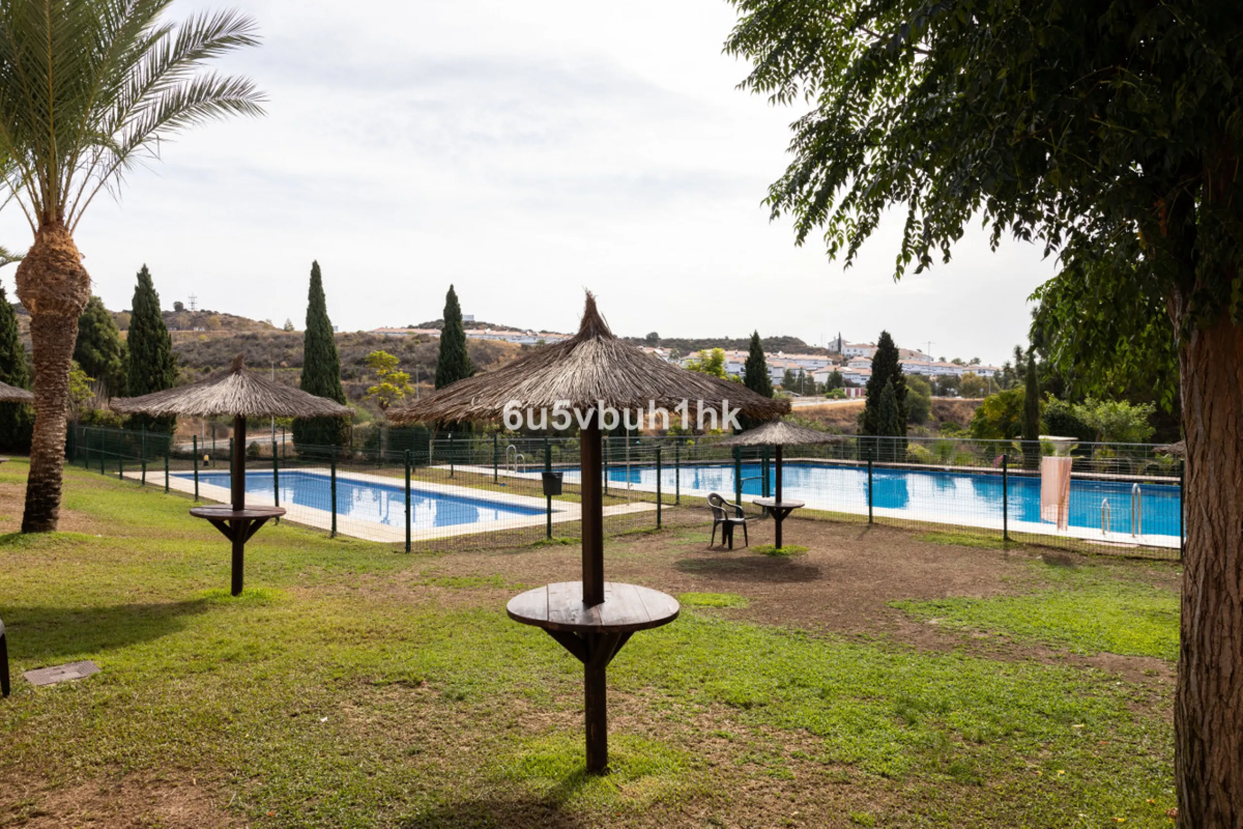 We present an exclusive townhouse for sale, located in a charming gated community that combines the tranquility of nature with proximity to the sea. This property stands out for its modern and functional design, offering an ideal space to enjoy life with 