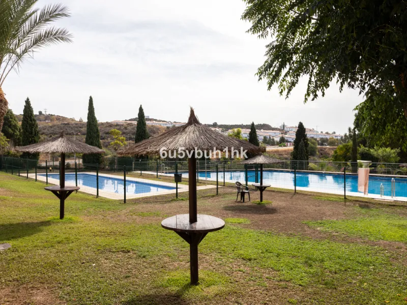 We present an exclusive townhouse for sale, located in a charming gated community that combines the tranquility of nature with proximity to the sea. This property stands out for its modern and functional design, offering an ideal space to enjoy life with 