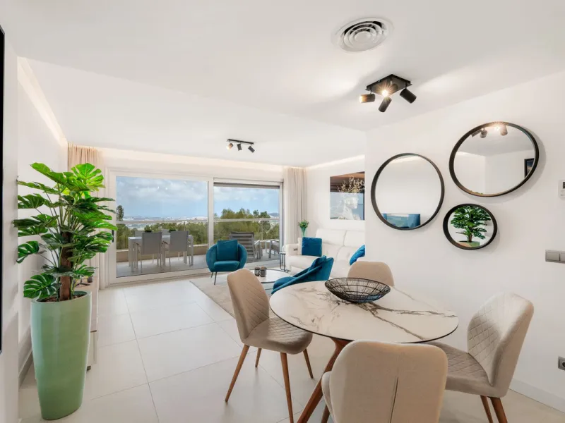 **The property holds a valid short-term holiday rental licence, making it a solid option for personal use and rental income.**
